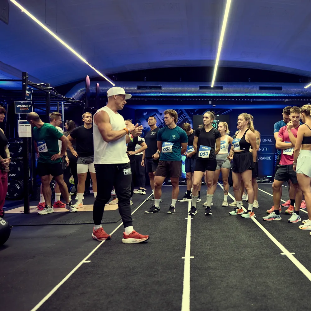 Ladislav Suchánek beim Gruppenbriefing im HYROX Training Club